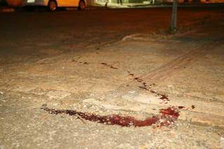 Marca de sangue próximo ao local onde o assaltante foi baleado. (Foto: Kísie Ainoã)