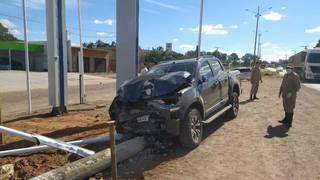 Camionete S10 ficou com a frente destruída após após bater em postes. (Foto: GCMFron)