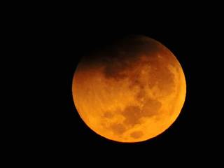 Lua maior do que o usual, caracterizando a &#34;superlua&#34;, com um eclipse parcial (Foto: Adilson Souza)