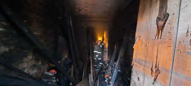Inc&ecirc;ndio destr&oacute;i casa no Santa Em&iacute;lia e idoso fica sem teto