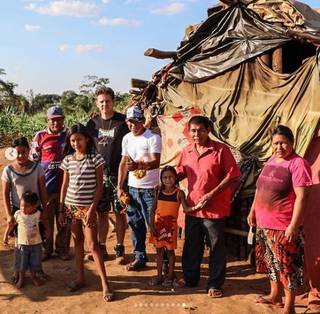 Eduardo comeu restos de comida que os indígenas comiam e dormiu apenas uma hora por noite com medo de milicianos das terras em Dourados (Foto: Instagram)