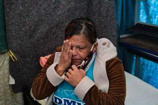Emocionada, Onísia relembra que estava presa enquanto a mãe morria. (Foto: Marcos Maluf)