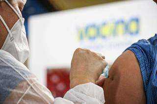 Morador sendo imunizado contra a covid-19 na Capital. (Foto: Henrique Kawaminami) 