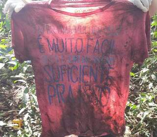 Camiseta usada pela vítima foi enviada para perícia. (Foto: Divulgação | Polícia Civil)