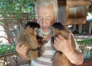 Vicente Volpati com os macacos-prego Catarina e Chiquinho. (Foto: Arquivo Pessoal)