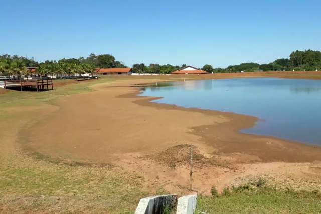 Den&uacute;ncia de crime ambiental leva pol&iacute;cia a lago de hotel
