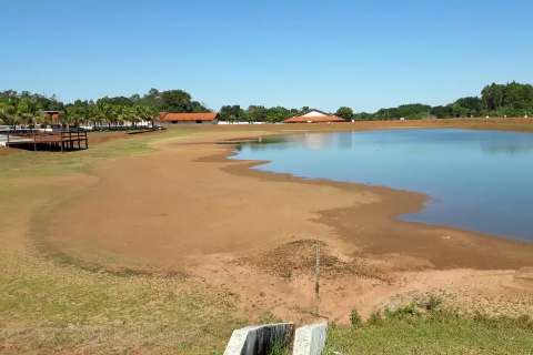 Den&uacute;ncia de crime ambiental leva pol&iacute;cia a lago de hotel