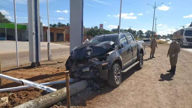 Morre motorista que bateu camionete em placa na fronteira