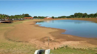 Canalização de córrego causou seca em lago de hotel e matou dezenas de peixes Canalização de córrego causou seca em lago de hotel e matou dezenas de peixes