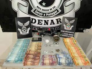 Dinheiro e porções de drogas apreendidos com o criminoso. (Foto: Denar) 