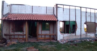 Casa teve portas e janelas retiradas pelo grupo que furtava materiais do local (Foto: Divulgação)