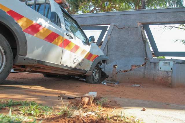 Motorista "apaga" no volante e carro atinge muro de condomínio