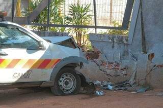 Carro de companhia ficou destruído ao atingir muro (Foto: Marcos Maluf)