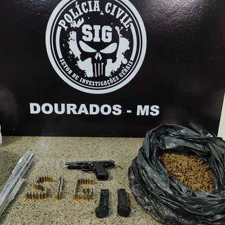 Arma, munições e droga encontradas com advogado preso (Foto: Direto das Ruas)