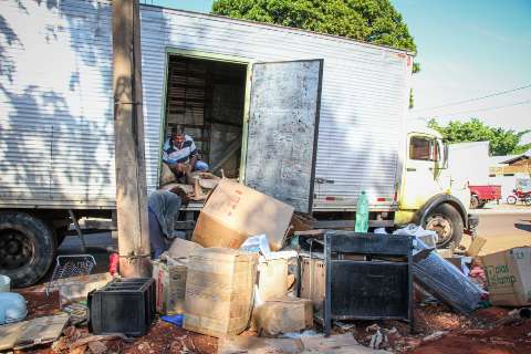 "Formigueiro de gente" faz limpa em caminhão de mudança abandonado na rua