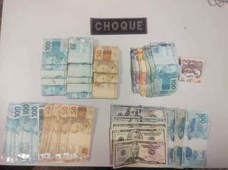 Notas de reais, dólares e pesos bolivianos apreendidos com os criminosos. (Foto: Choque)