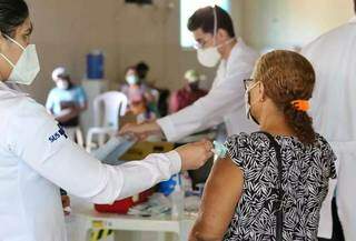 Vacina contra covid-19 sendo aplicada em público na Seleta Campo Grande (Foto: Arquivo/Paulo Francis)