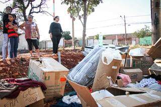 Só ficaram as caixas espalhadas ao lado do caminhão. (Foto: Henrique Kawaminami)