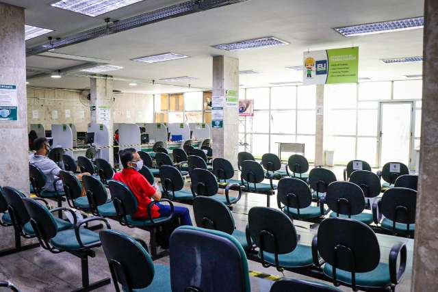 Oito servidores testam positivo e Funtrab volta a suspender atendimento