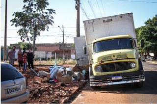 Caminhão foi abandonado na rua com chave e tudo (Foto: Henrique Kawaminami) 