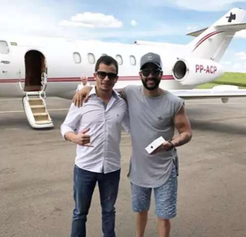 Gusttavo Lima pede indeniza&ccedil;&atilde;o por ter imagem associada a golpes em MS