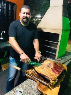 Dr. Eriko Silva Santos preparando um churrasquinho. (Foto: Arquivo Pessoal)