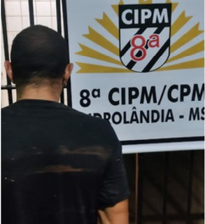 Armado com faca, homem estupra a prima de 19 anos dentro de casa Armado com faca, homem estupra a prima de 19 anos dentro de casa