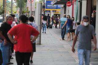 Com máscara para reduzir chance de infecção, moradores de Campo Grande caminham pelas ruas da cidade nesta manhã (Foto: Marcos Maluf)