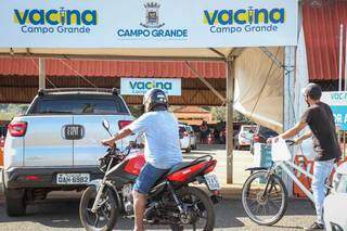 De carro, moto ou bicicleta, população encara fila do drive-thru para se vacinar (Foto: Henrique Kawaminami)