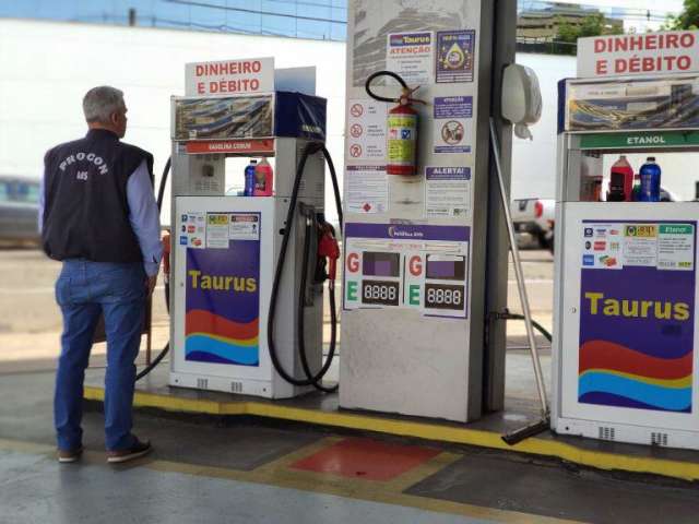 Posto de combust&iacute;veis &eacute; autuado por cobrar acima de pre&ccedil;os anunciados