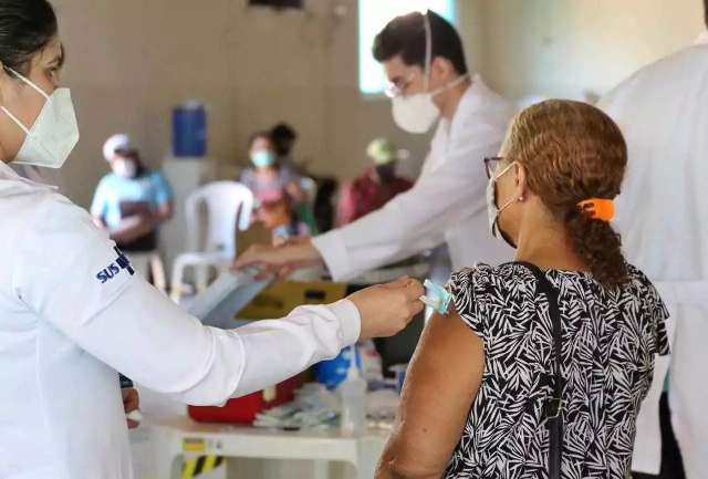 Duas cidade j&aacute; vacinam pessoas com 55 anos sem comorbidades