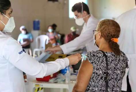 Duas cidade já vacinam pessoas com 55 anos sem comorbidades