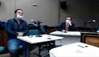 Patrick Issa (à esquerda) durante audiência de custódia.