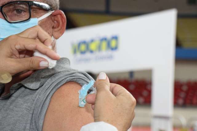 S&aacute;bado tem vacina liberada a pessoas de 57 anos