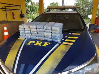 Casal &eacute; preso a caminho da Capital com 28,4 quilos de pasta base de coca&iacute;na 