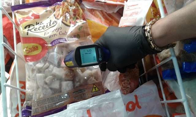 Mercado &eacute; autuado por alvar&aacute; vencido e produtos com validade expirada