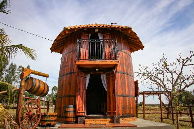 Em 30 dias, advogado constrói casa dentro de barril de vinho
