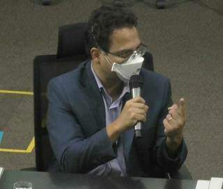 O secretário Pedro Pedrossian Neto durante audiência na Câmara de Vereadores nesta manhã. (Foto: Reprodução de vídeo)