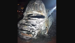 Carro usado na execução foi encontrado um dia depois do crime incendiado (Foto: Direto das Ruas)