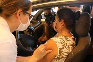 Moradora sendo vacinada em drive-trhu da Capital. (Foto: Kísie Ainoã)