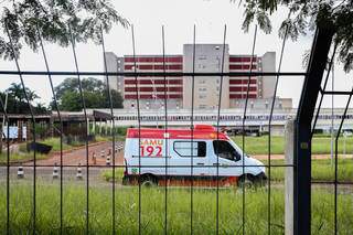 Ambulância no Hospital Regional de Campo Grande principal ponto de atendimento para pacientes com covid (Foto: Paulo Francis)