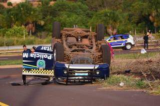 A viatura da Polícia Militar ficou com as rodas viradas para cima após o acidente. (Foto: Divulgação/Corpo de Bombeiros)