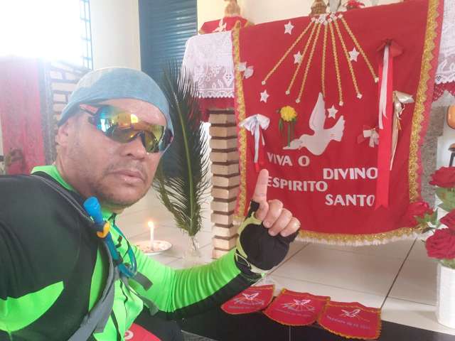 Curados da covid, amigos pedalam 88 Km para agradecer ao Divino Esp&iacute;rito Santo