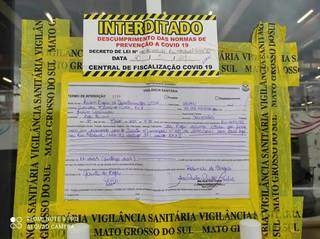 Notificação feita pela prefeitura foi colocada na entrada da loja (Foto: Divulgação)