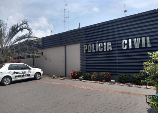 Ao pedir sil&ecirc;ncio, vizinho saca rev&oacute;lver, dispara v&aacute;rias vezes e acerta dois 