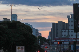 Amanhecer visto da região central de Campo Grande (Foto: Marcos Maluf) 