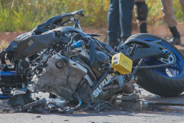 A motocicleta ficou totalmente destruída (Foto: Marcos Maluf)