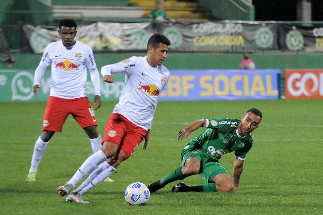 Sem t&eacute;cnico, Chapecoense leva 3 a 0 do Red Bull Bragantino na estreia em casa