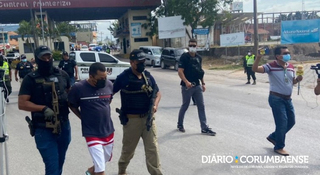 Polícia Boliviana entrega Leandro aos policiais civis de Corumbá e Brasília. (Foto: Diário Corumbaense)