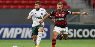 Zé Rafael, do Palmeiras, divide bola com Diego (Foto: Cesar Greco/Palmeiras)